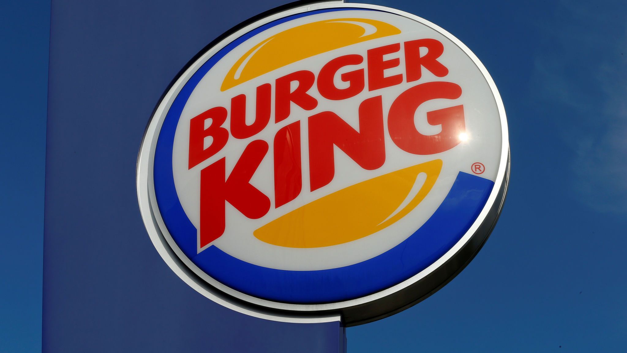 burger-king-is-trolling-mcdonald-burger-king-2048x1152-wallpaper